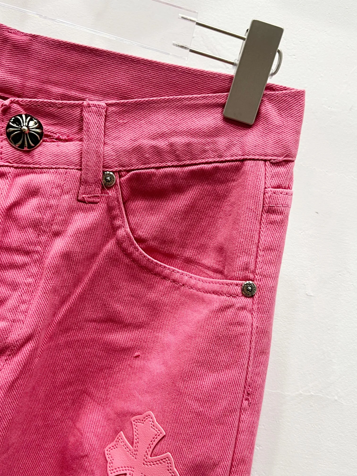 P260 style number: (c023) Chrome Hearts CH Chrome Hearts The same jeans worn by Fan Bingbing’s brother Fan Chengcheng exudes uninhibited personality and unique charm. Every wear and tear is carefully designed to present a unique artistic feel. Made of imported denim fabric, which has undergone heavy industrial washing and destruction treatment, the trousers show a super cool effect on the upper body, allowing you to dominate the fashion stage.  This is more than just a pair of jeans, it is an expression of attitude. With its unique design concept and ultimate pursuit of details, Croxin breaks traditional boundaries and defines the jeans trend in the new era. The trousers are made of double-layer woven fabric and matched with customized hardware, showing an incomparably beautiful and unique style, making every wearer the focus of fashion. Imported denim fabric, super heavy-duty washed and damaged, the upper body is super cool! Customized hardware, incomparably good-looking model. The production process is difficult. It has a high-street feel. Color: pink Size: 28, 30, 32, 34